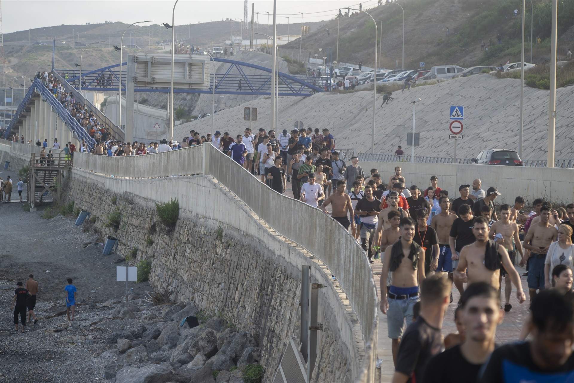 Nit sense treva a Ceuta: milers de migrants continuen entrant per mar mentre el Marroc s'ho mira