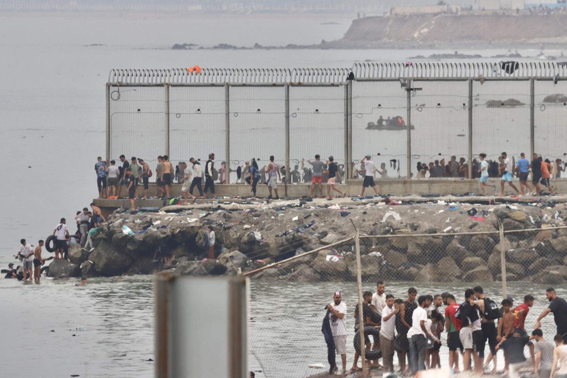 Centenars de persones que van entrar a Ceuta tornen al Marroc: "Aquí no hi tenim res a fer"