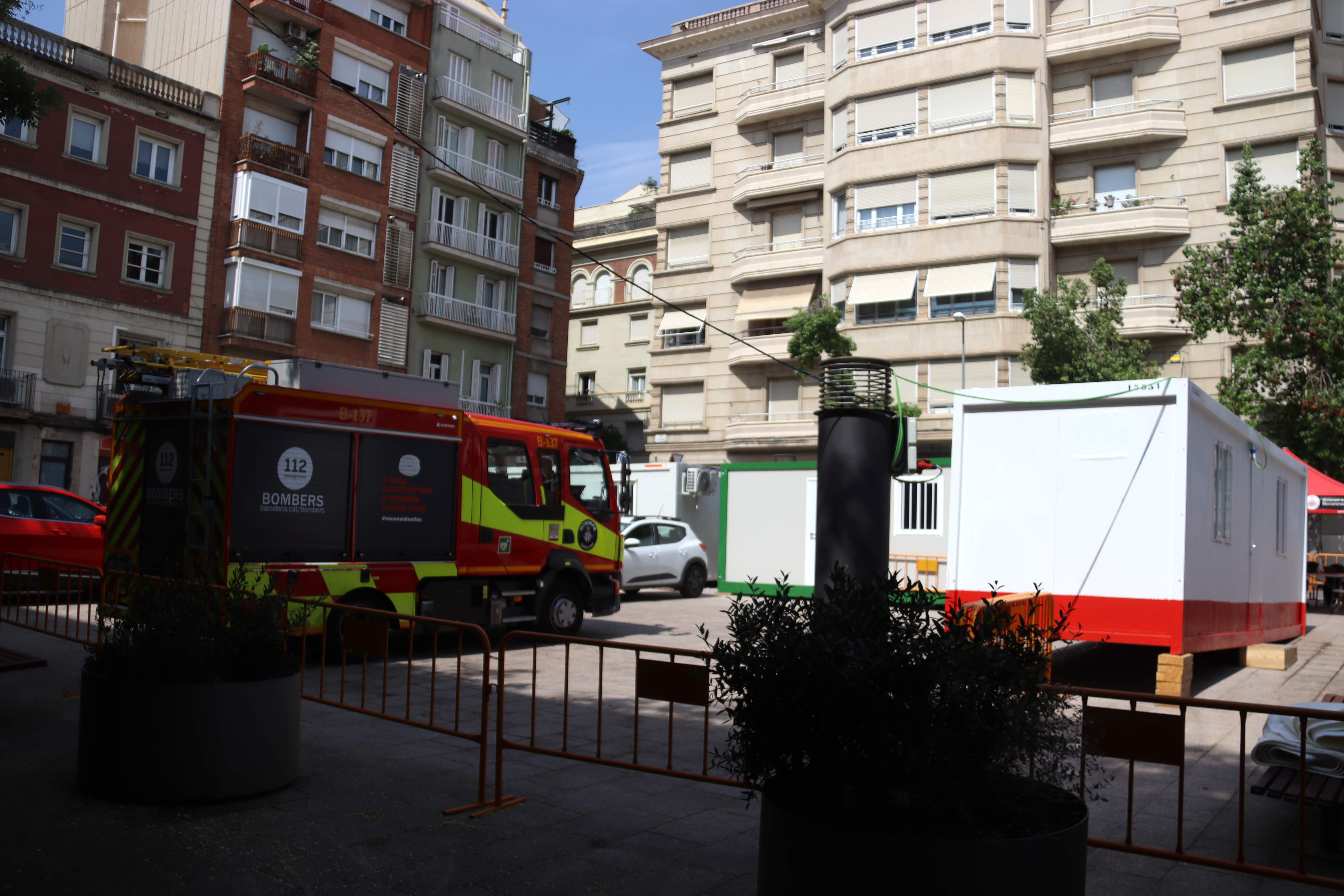 Una nueva cavidad en un edificio afectado por el socavón de la L9 aplaza el regreso de vecinos a septiembre