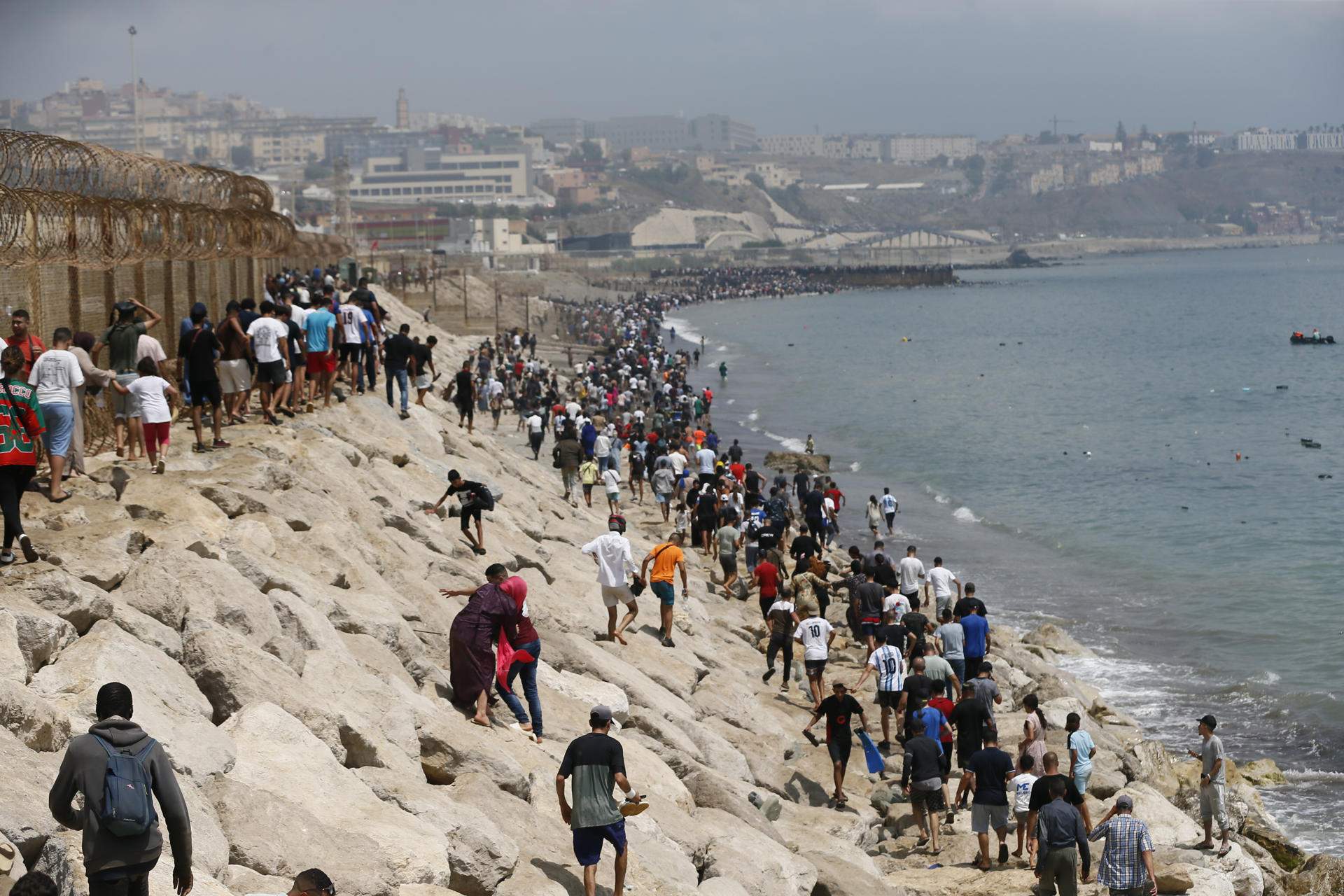 La desinformació i les notícies falses a les xarxes han empès milers de joves desesperats cap a Ceuta