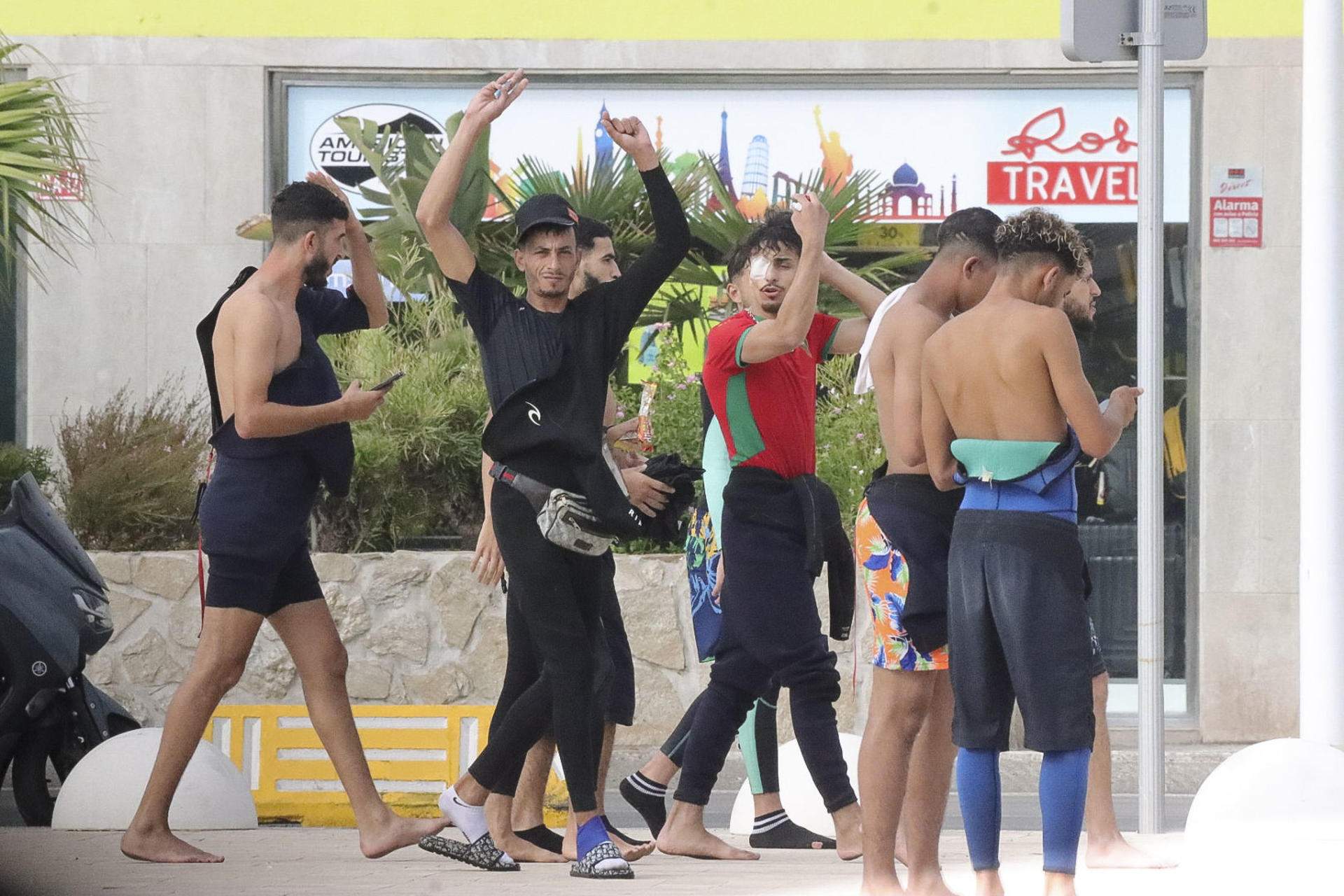 Diversos migrants assalten el centre d’acollida temporal de Ceuta després de tombar la tanca