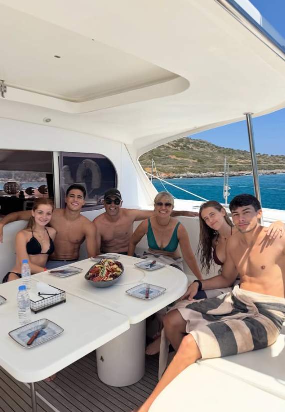 Pau Cubarsí, con su novia y familia, disfrutando de las vacaciones en un yate IG Pau Cubarsí, con su novia y familia, disfrutando de las vacaciones en un yate IG