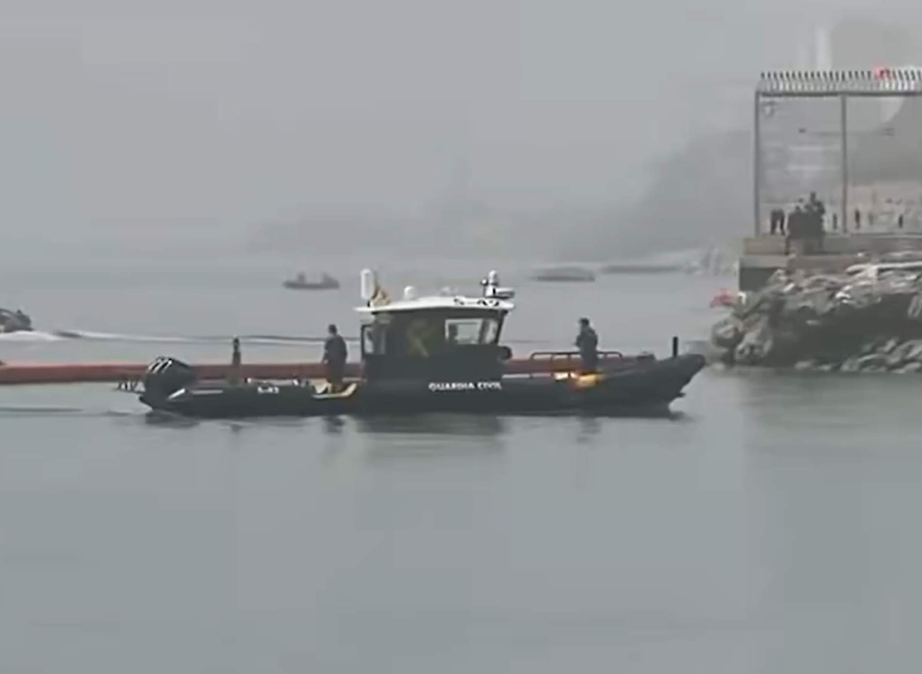 Així és la barrera de boies que ja s’instal·la a Ceuta: 500 metres per frenar les entrades pel mar