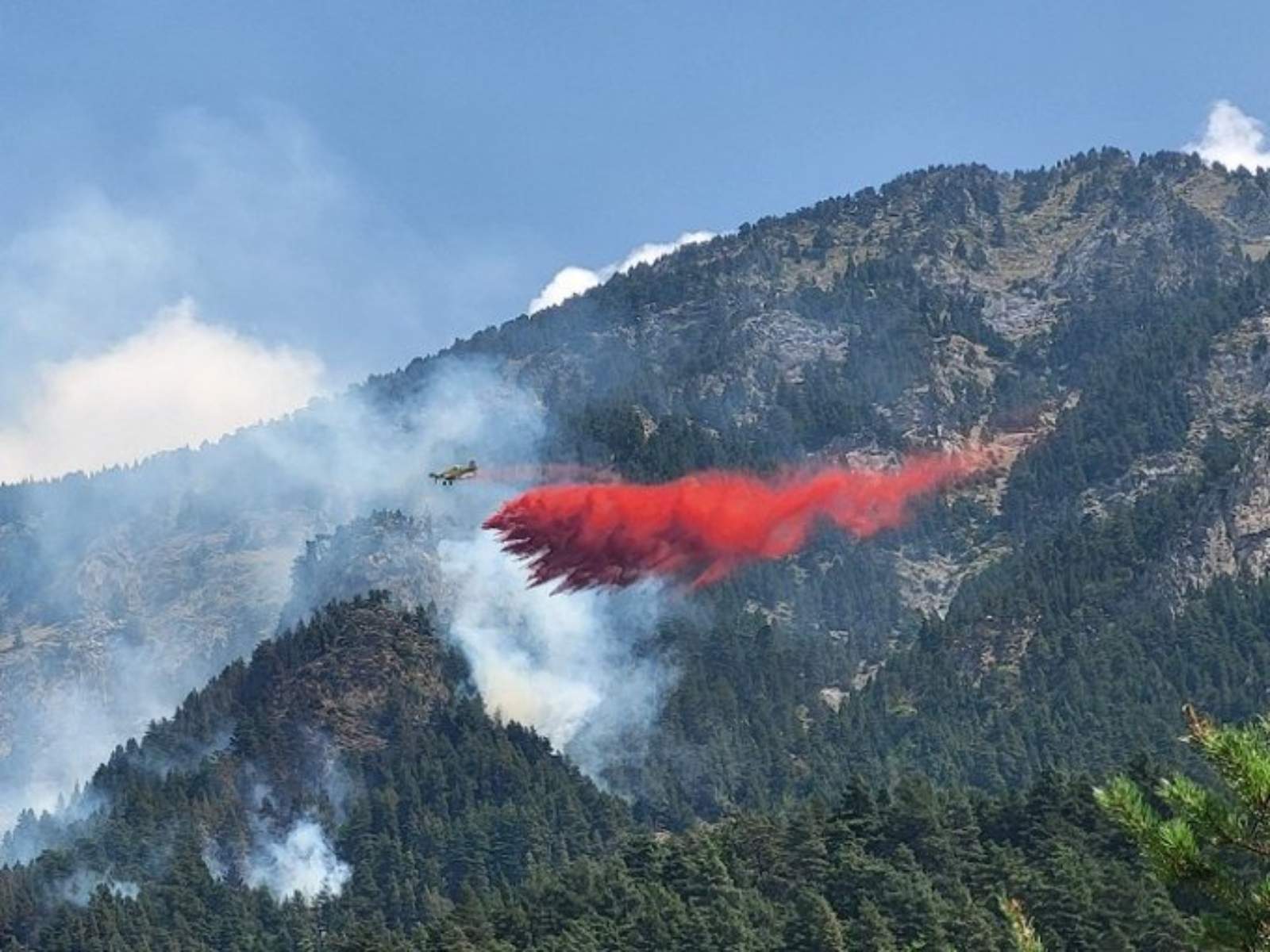 L'incendi de Senet crema més de 40 hectàrees i amenaça d'entrar al Parc Nacional d'Aigüestortes