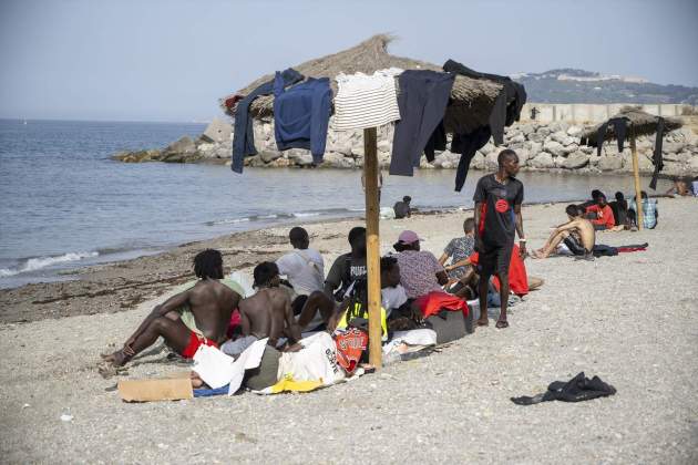Migrants esperant a la platja a Ceuta / Europa Press Migrants esperant a la platja a Ceuta / Europa Press