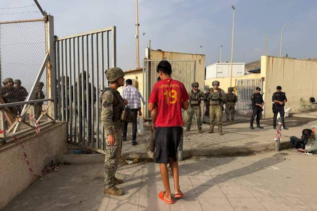 Migrants creuant la frontera de Ceuta cap al Marroc / Europa Press Migrants creuant la frontera de Ceuta cap al Marroc / Europa Press