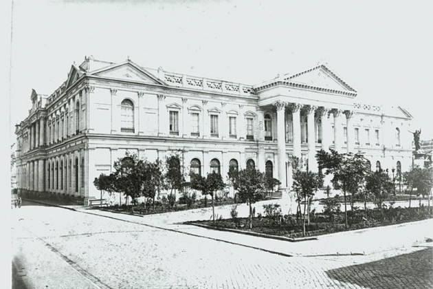 Pere Montt funda la Biblioteca del Congres Nacional de Xile. Fotografia del Congrés Nacional de Xile (Finals del segle XIX). Font Archivo Nacional Histórico de Chile