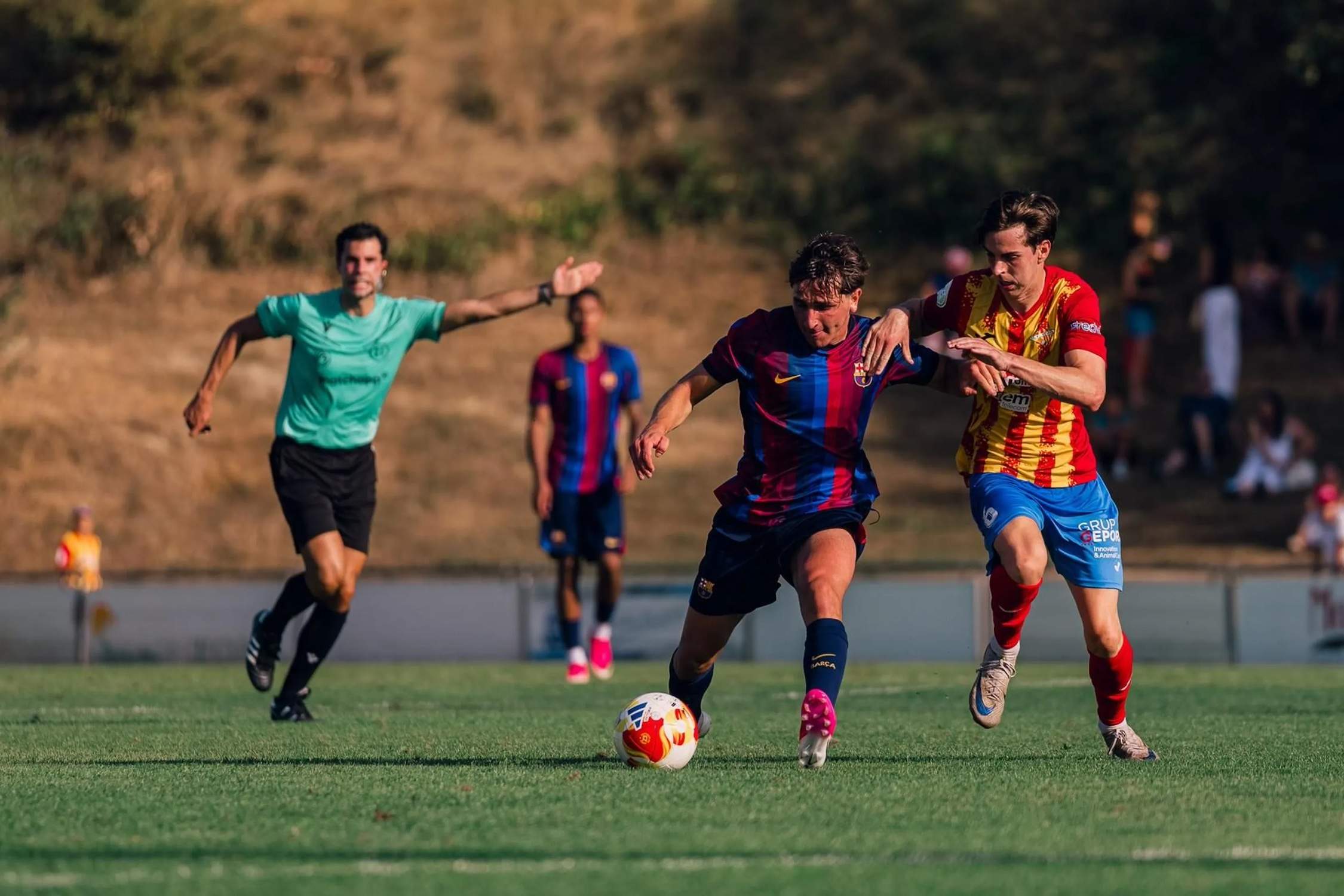 El Tona continua la festa contra el Barça Atlètic (2-1) i homenatja el president Joaquim Carandell