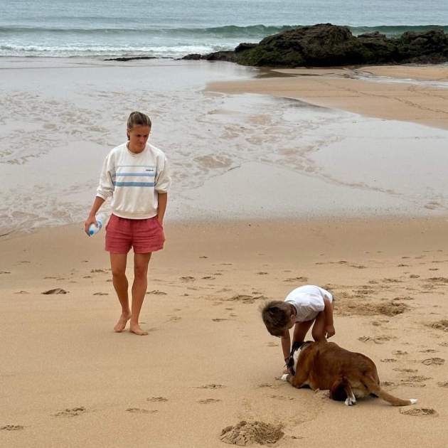 Irene Paredes a la platja amb el seu fill Mateo i el seu gos / Instagram