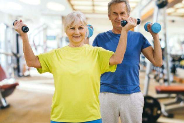 Imatge de dos persones grans fent exercici de força / Foto: Metropolsalud Imatge de dos persones grans fent exercici de força / Foto: Metropolsalud