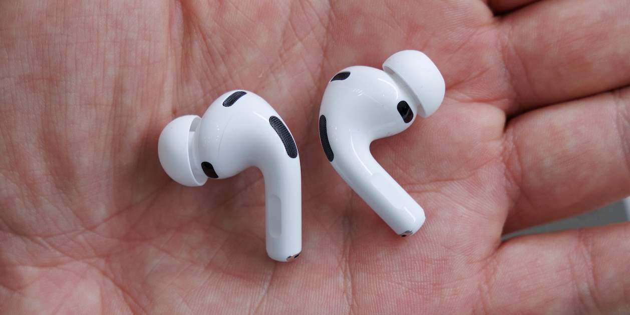 El nou iPhone Ultra podria arribar amb els AirPods amb càmera d'aquí a un mes
