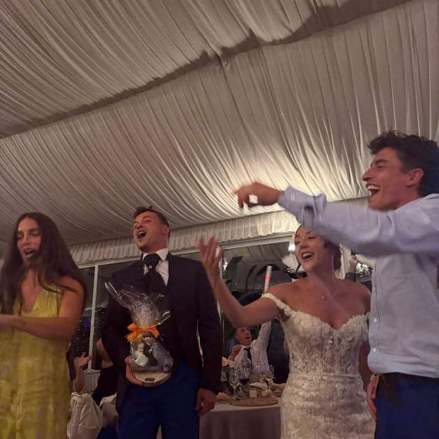 El moment que regalen a Marc Márquez i Gemma Pinto la figura dels nuvis / Instagram