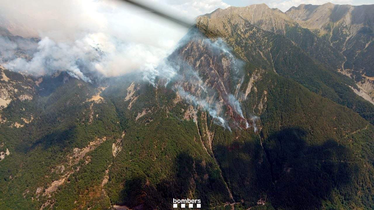 Restringeixen les excursions d’alta muntanya per l’incendi de Senet, que amenaça la Vall de Boí i Aigüestortes