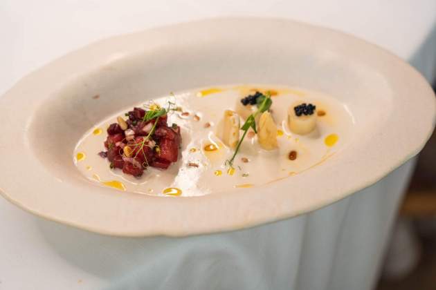 L’ajoblanco amb tonyina, espàrrec blanc i remolatxa del Sa Jambina. / Foto: Jordi Domènech L’ajoblanco amb tonyina, espàrrec blanc i remolatxa del Sa Jambina. / Foto: Jordi Domènech