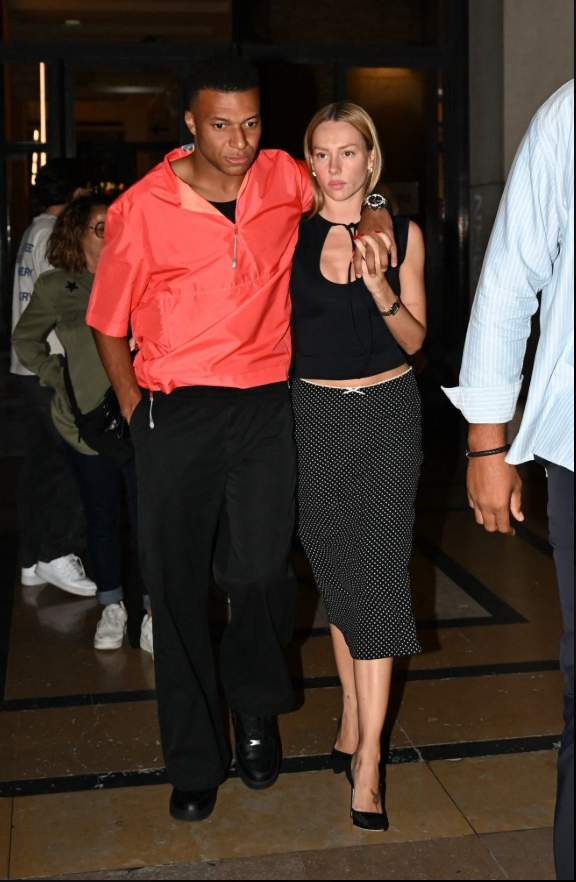 Ester Expósito i Mbappé junts per París / X Ester Expósito i Mbappé junts per París / X