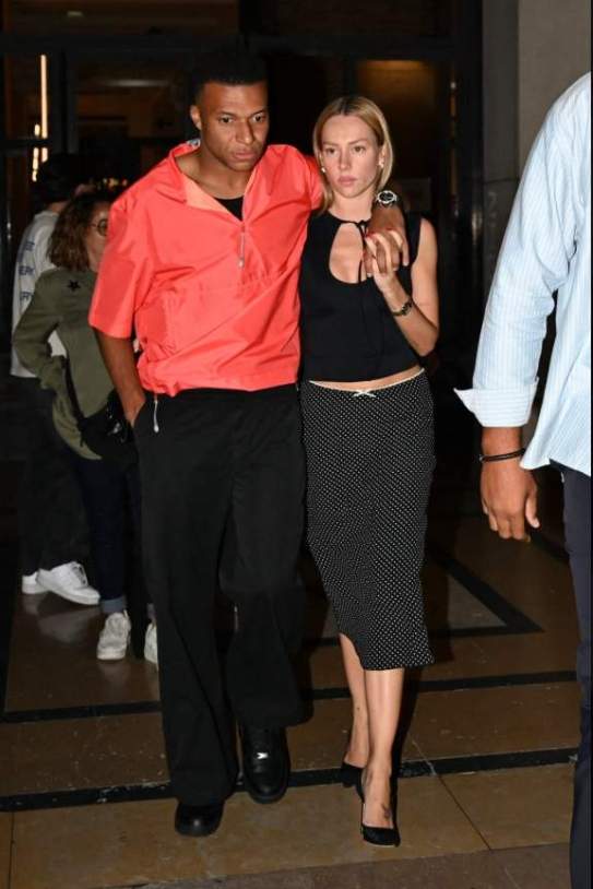 Ester Expósito i Mbappé junts per París / X Ester Expósito i Mbappé junts per París / X