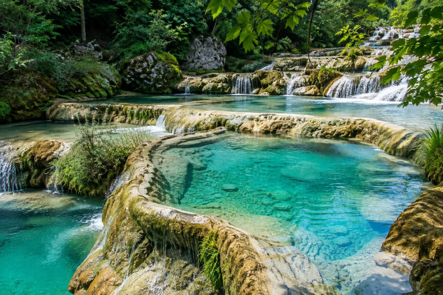 El poble a Catalunya amb unes piscines naturals que semblen balnearis a l'aire lliure