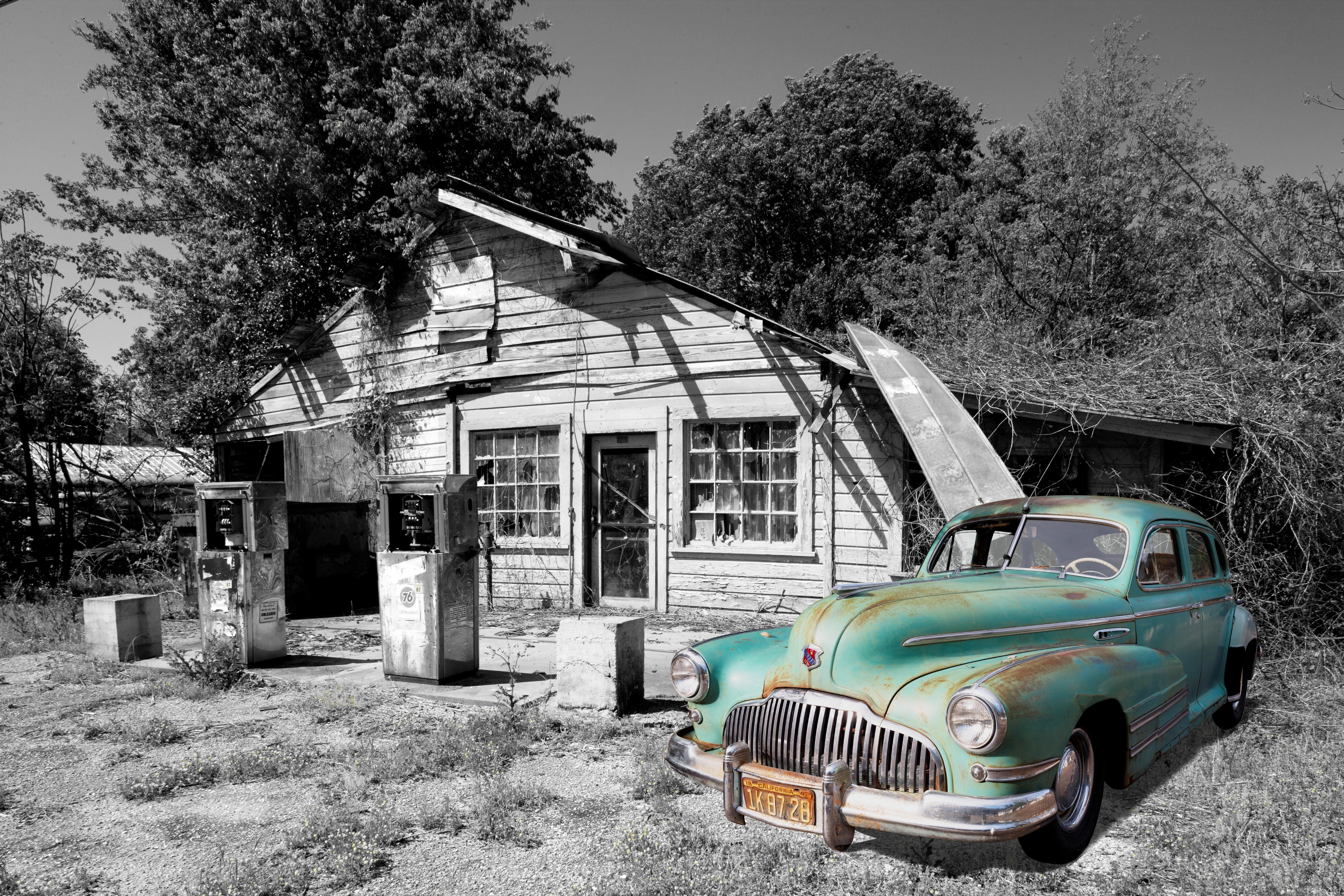 Cotxe vell i benzinera abandonada (Pexels)