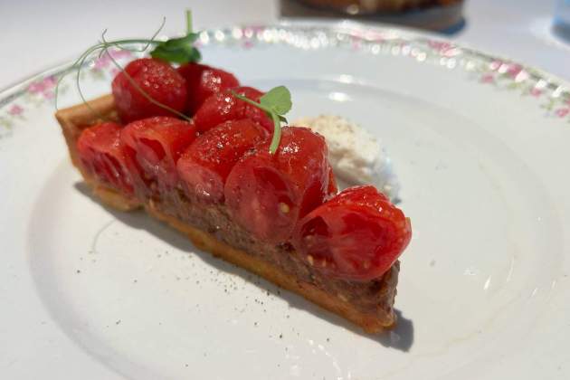 Tatin de tomàquet d'estiu i recuit del restaurant Sisè. / Foto: Rosa Molinero Trias Tatin de tomàquet d'estiu i recuit del restaurant Sisè. / Foto: Rosa Molinero Trias