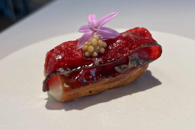 Éclair de picanya i tàrtara fumada del restaurant Sisè. / Foto: Rosa Molinero Trias Éclair de picanya i tàrtara fumada del restaurant Sisè. / Foto: Rosa Molinero Trias