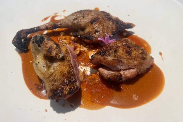 Guatlla, hoisin d'avellanes i parfait del restaurant Sisè. / Foto: Rosa Molinero Trias Guatlla, hoisin d'avellanes i parfait del restaurant Sisè. / Foto: Rosa Molinero Trias