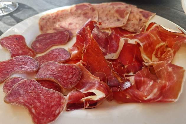 Embotits de proximitat del restaurant Blanc i Negre 2. / Foto: Esmorzarsdeforquilla.cat