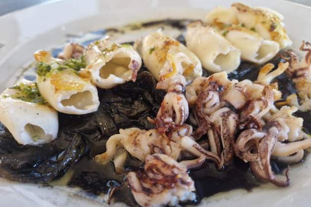 Calamarsets amb llit de ceba caramel·litzada del restaurant Blanc i Negre 2. / Foto: Esmorzarsdeforquilla.cat