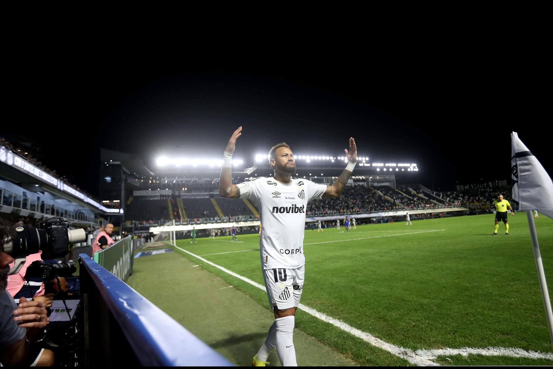 Neymar se calienta: el exazulgrana baila, provoca y grita a aficionados y directivos