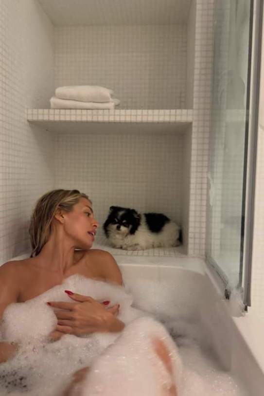 Jessica Goicoechea, con su perrito... incluso, en la bañera IG