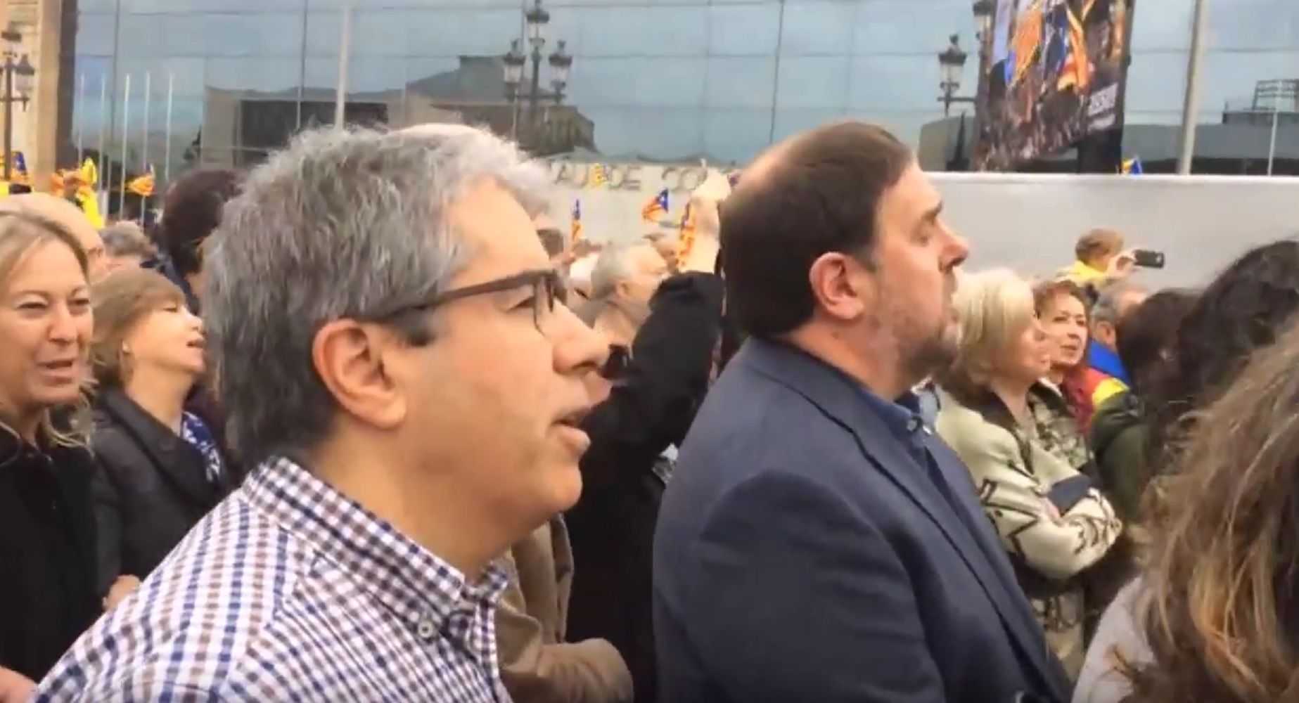 Vídeo: políticos y público cantan 'L'estaca'
