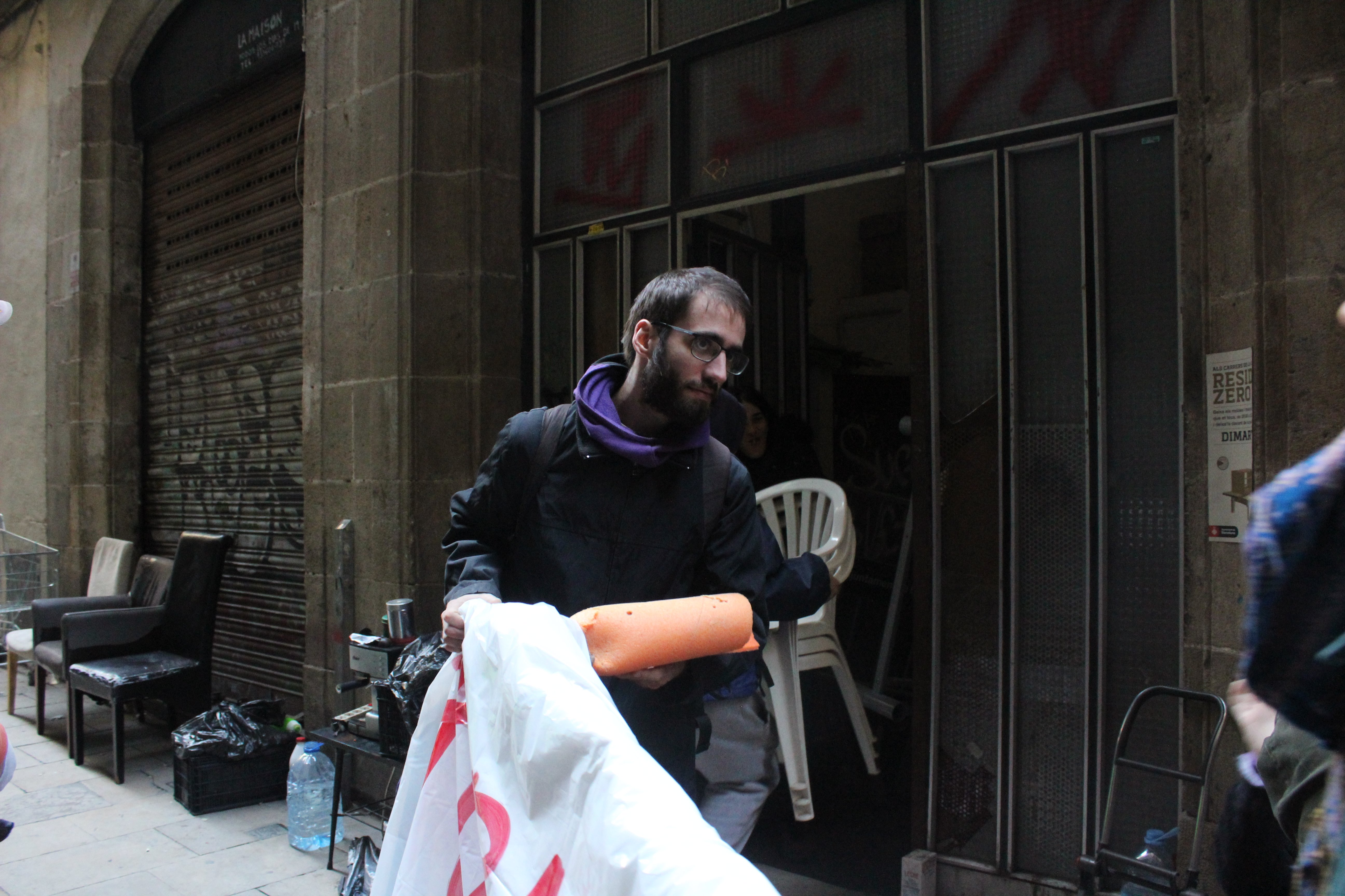 Desalojan el bloque ocupado en el Gòtic después de dos intentos frustrados por los vecinos