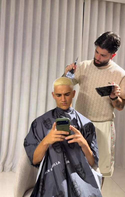 Gavi a la perruqueria per al canvi de look/ Instagram 