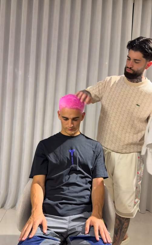 Gavi amb els cabells de color rosa / Instagram