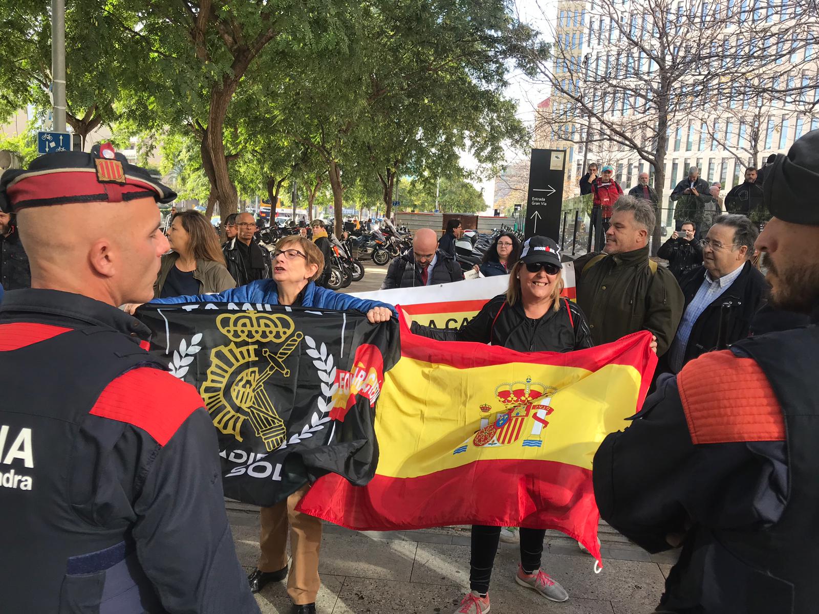 Tensió unionista a les portes de la Ciutat de la Justícia