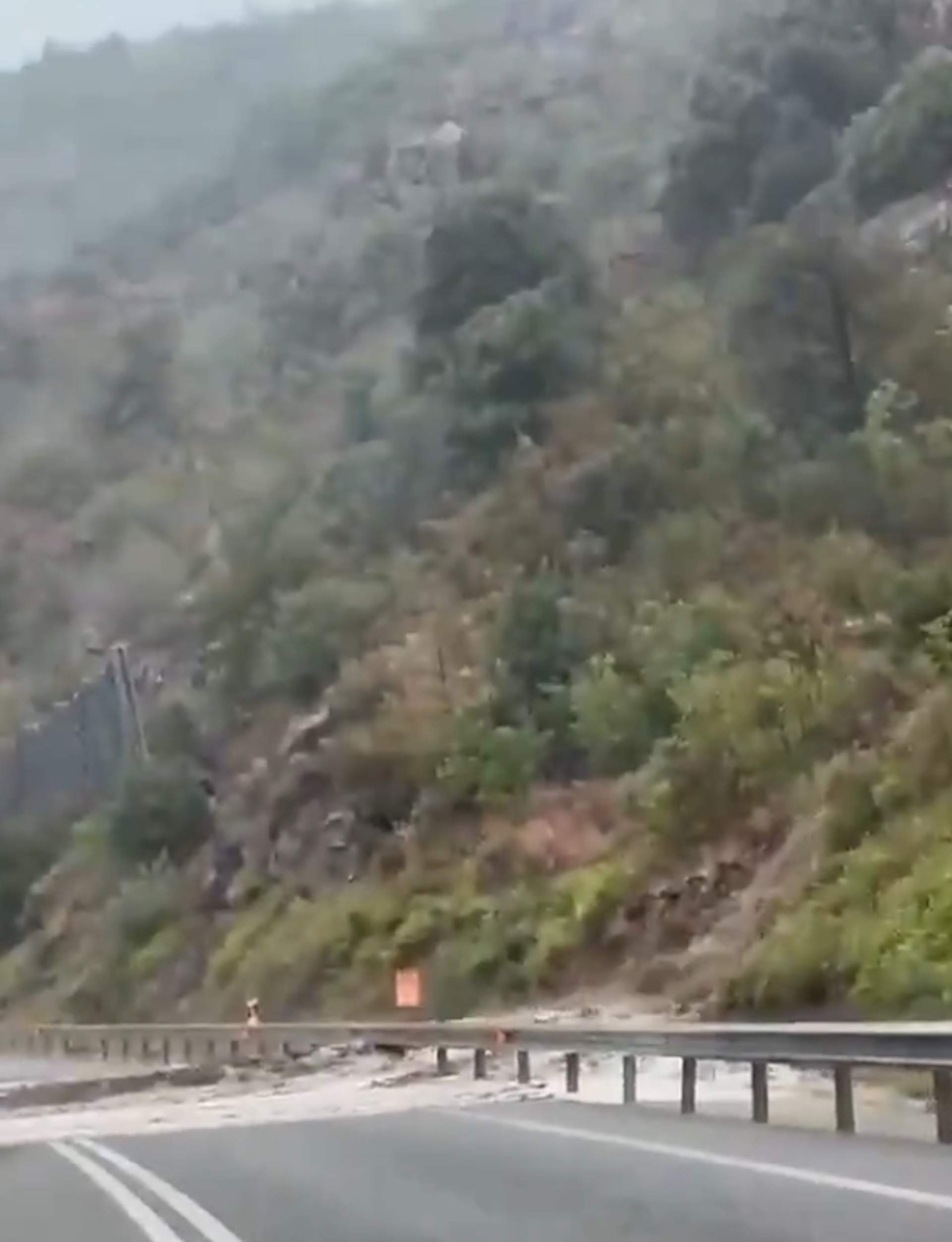 Retenciones entre Andorra y la Seu d'Urgell por un desprendimiento que ha obligado a cortar la carretera