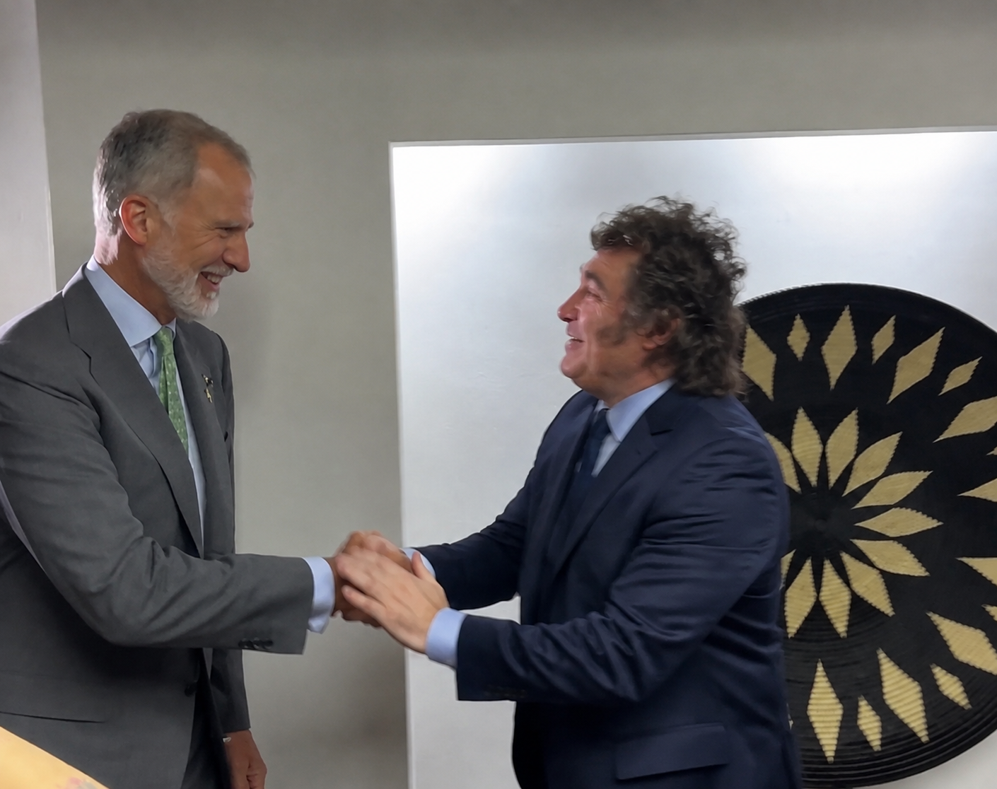 La sorprenent complicitat de Felip VI i Milei durant la investidura de l'ultra De la Espriella a Colòmbia