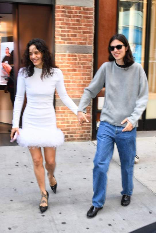 Rosalía y Loli Bahía pilladas por los paparazzis / Gtres Rosalía y Loli Bahía pilladas por los paparazzis / Gtres
