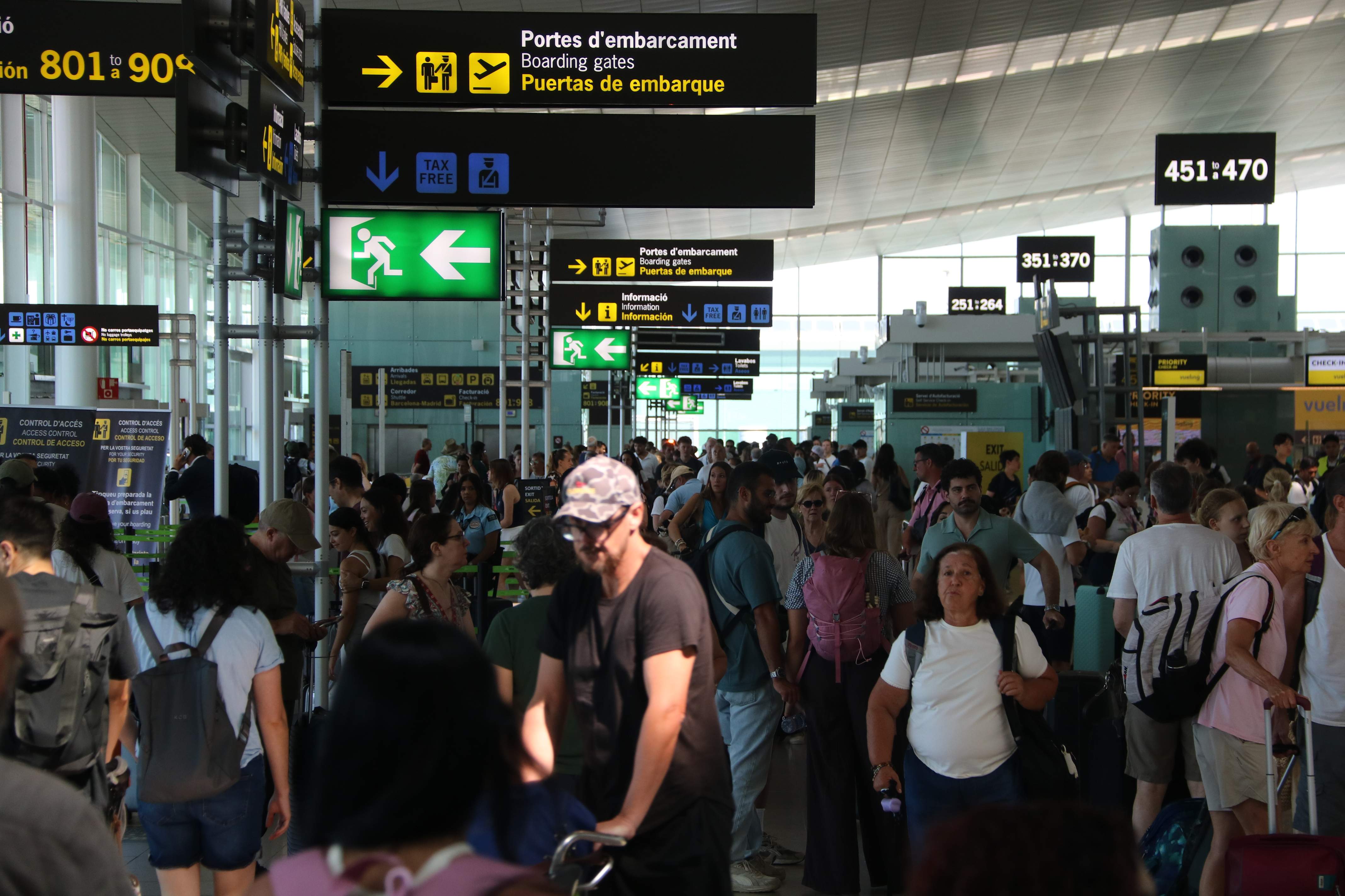 Primer dia de controls d’Itàlia cap a Espanya: així ho viuen els passatgers de l’Aeroport del Prat