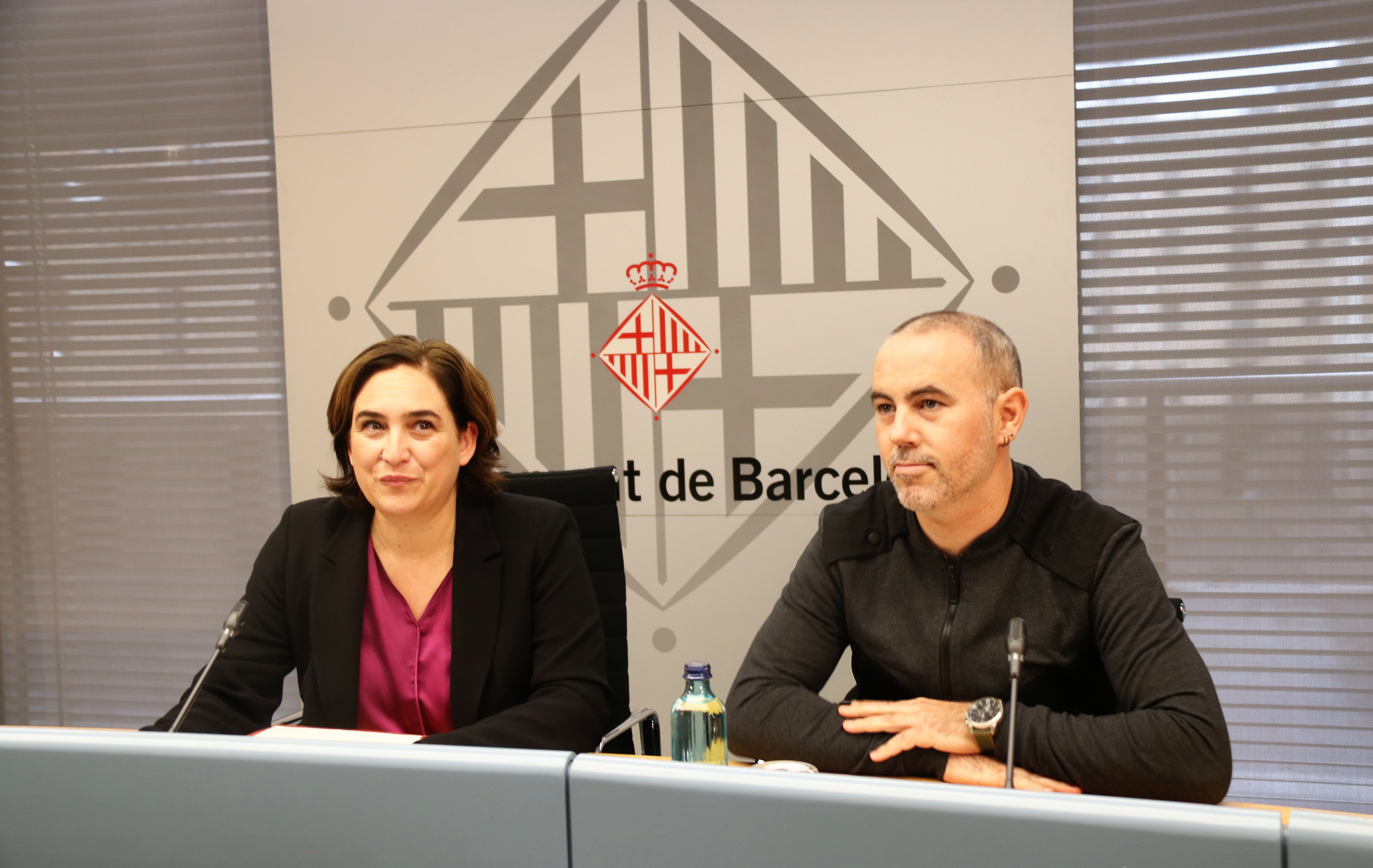 ERC i JxCat acusen "d'hipòcrita" el govern de Colau per un cas d'assetjament