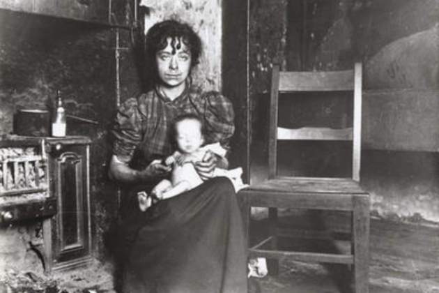 Una `slum housing´ (casa humil), als 'tenements' obrers de Glasgow (inici segle XX). Font Glasgow City Archives (1) Una `slum housing´ (casa humil), als 'tenements' obrers de Glasgow (inici segle XX). Font Glasgow City Archives (1)