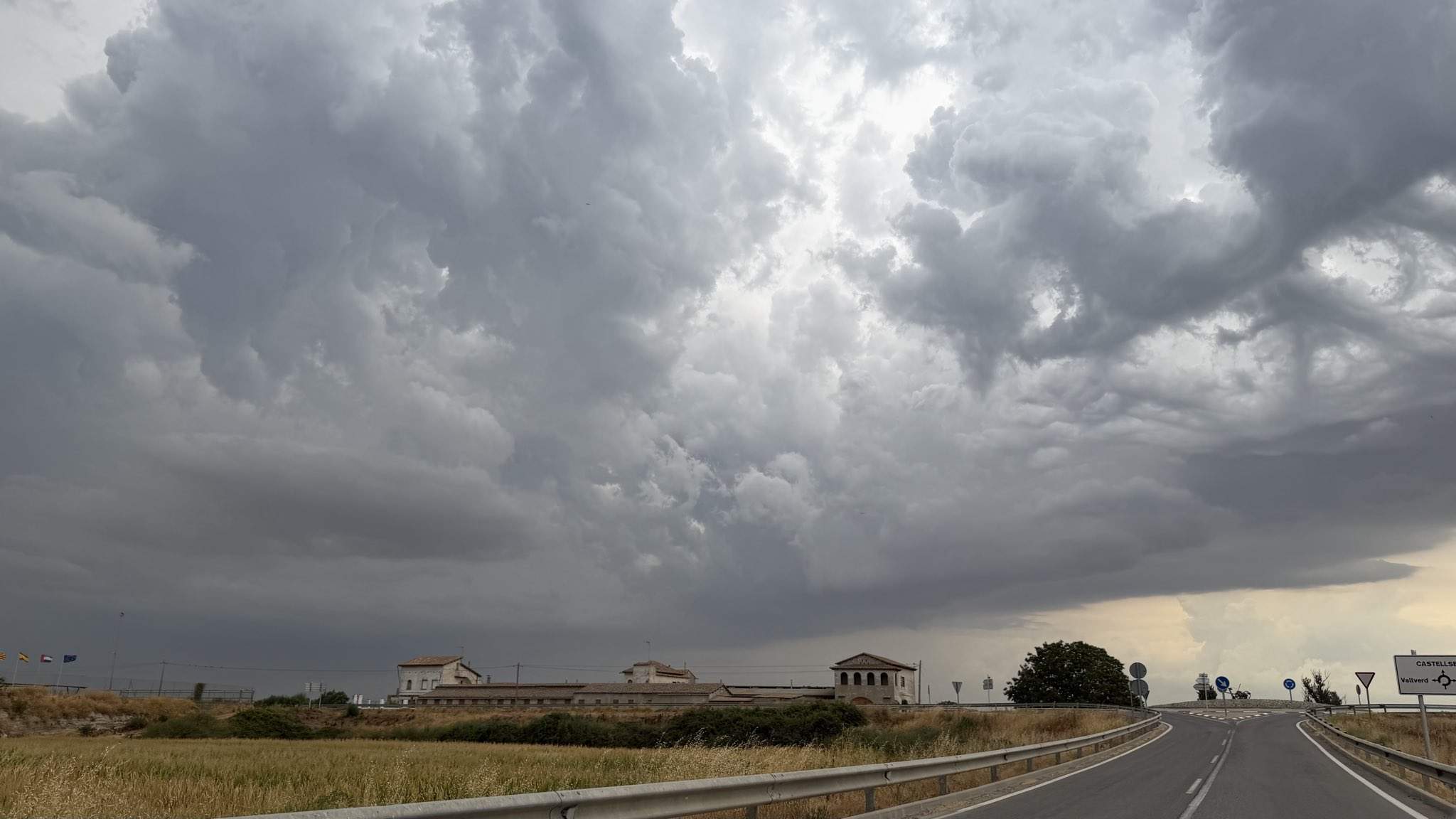 Tres comarques en alerta per les pluges que ja han provocat una trentena d'avisos a Bombers