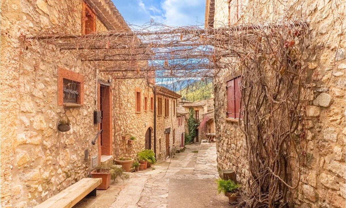 El petit poble medieval que et fascinarà amb els seus carrers empedrats