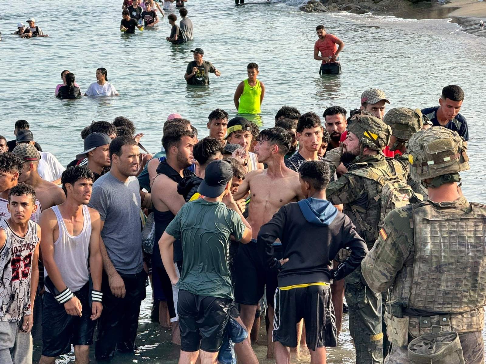 Ordre extraordinària a Ceuta: suspenen els permisos dels militars per la por d'una nova entrada massiva
