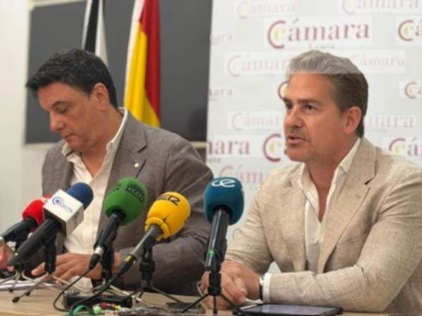 El presidente de la Cámara de Comercio, Karim Bulaix, ha comparecido este lunes junto al secretario general de la institución, Joaquín Mollinedo El presidente de la Cámara de Comercio, Karim Bulaix, ha comparecido este lunes junto al secretario general de la institución, Joaquín Mollinedo