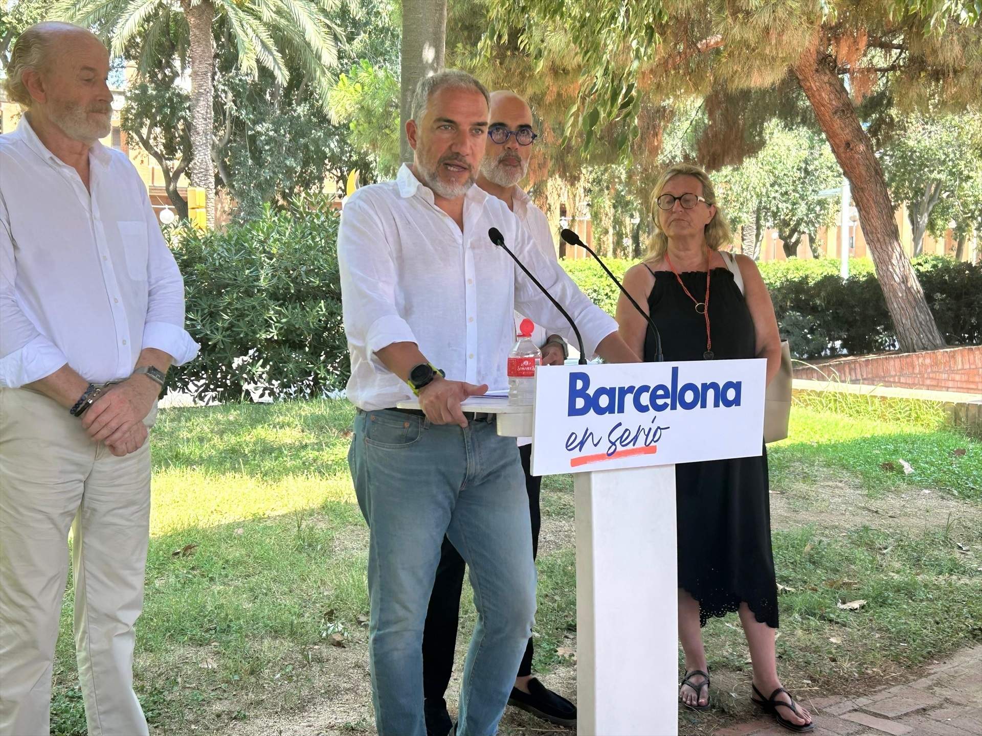 Un home interromp la compareixença d'Elías Bendodo a Barcelona: "Tinc més cultura que vostès… visca el Barça"