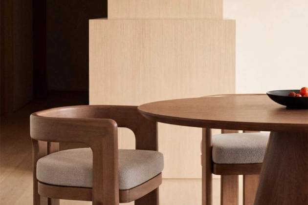 Pack de 4 sillas de comedor con reposabrazos en madera de acacia y tela boucle kandroa Pack de 4 sillas de comedor con reposabrazos en madera de acacia y tela boucle kandroa
