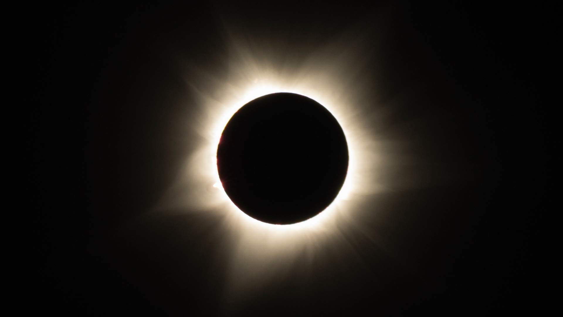 Catalunya mira al cel: l'eclipsi solar total deixarà una imatge per a la història