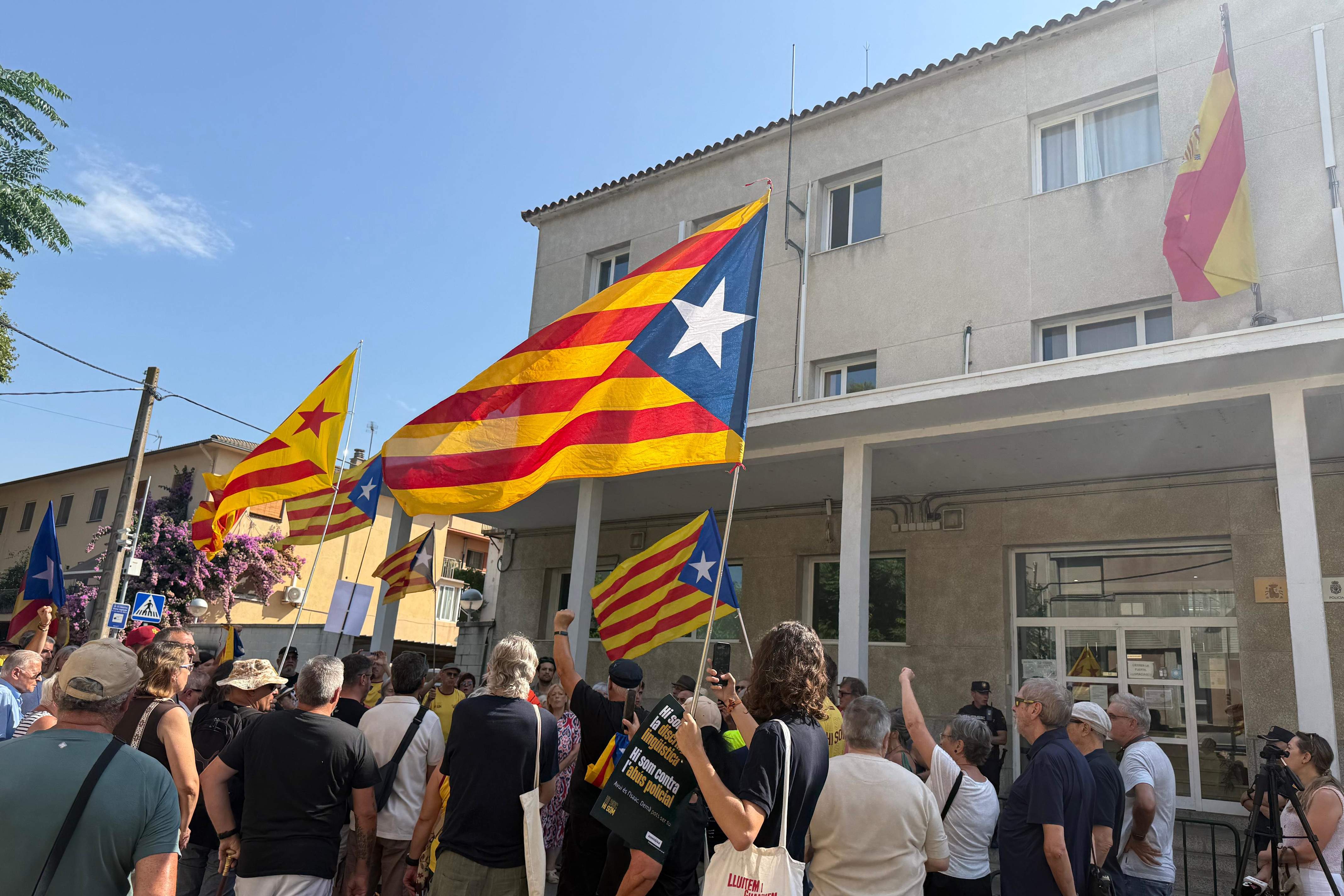 Manifestació contra la "catalanofòbia" a les portes de la comissaria de la policia espanyola a la Jonquera