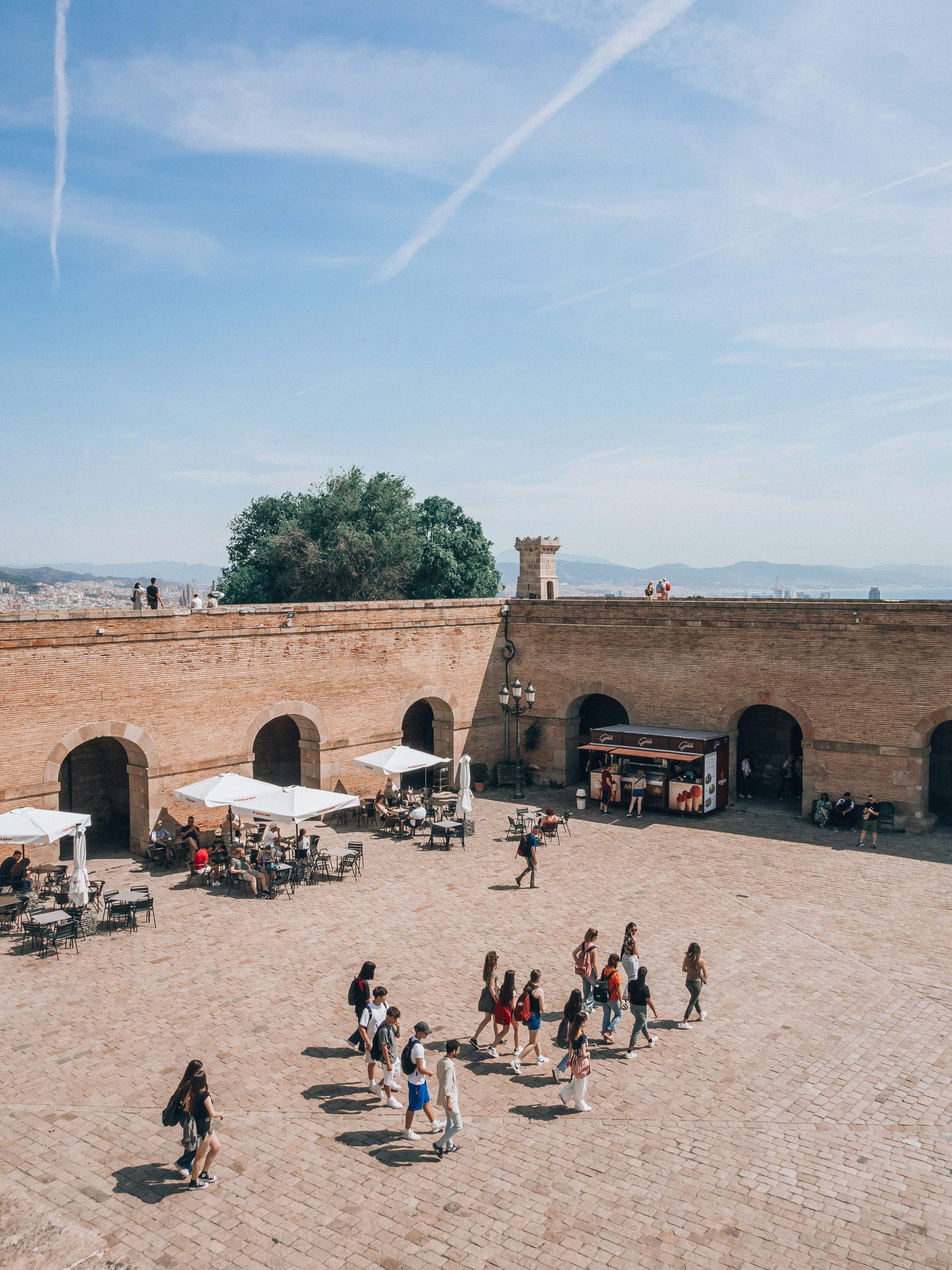 Barcelona es prepara per a una tarda de miradors plens i trànsit reforçat per l’eclipsi