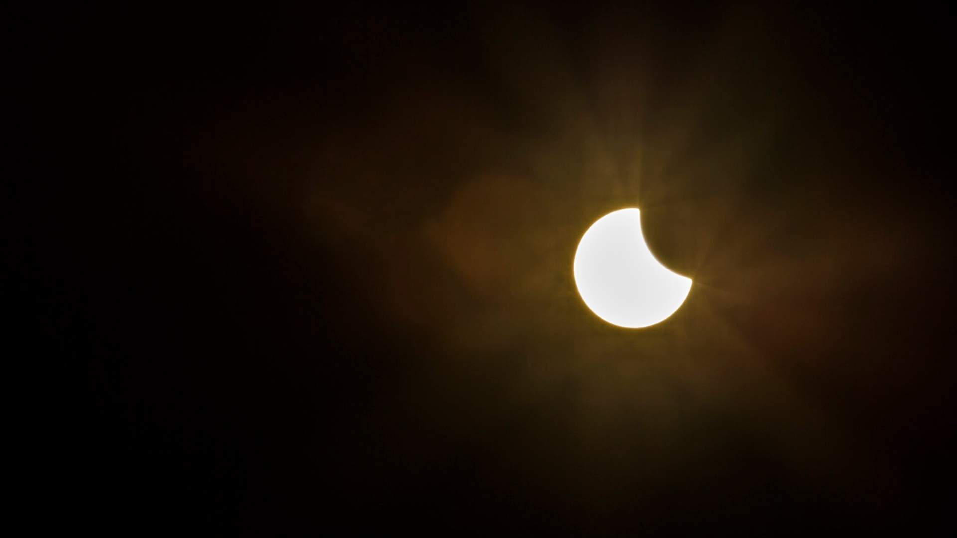 L'eclipsi solar encara és parcial a les portades
